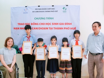 Thành phố Huế: Trao học bổng cho học sinh gia đình nạn nhân da cam